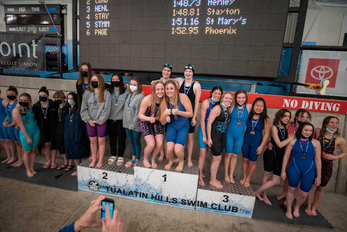 25.girls_200freelay-1